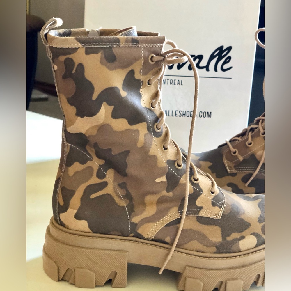L'INTERVALLE Handmade in Italy Tan Camo Lace-Up Combat Boots with Lug Sole